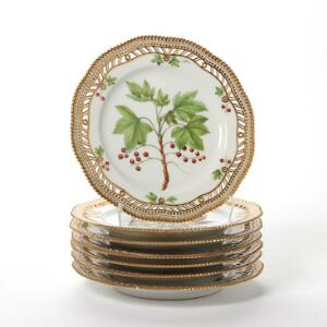 Flora Danica - syv tallerkener af porcelæn med gennembrudt fane, dekoreret i farver og guld. Royal Copenhagen, 1894-1900. Diam. 22 cm. 7