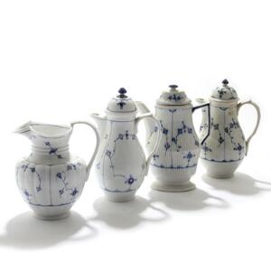 Musselmalet. Tre chokoladekander samt kaffekande af porcelæn. Kgl. P. Ca. 1780-1910. H. 21,5-26. 4