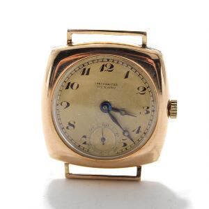 Movado Herrearmbåndsur af 14 kt. guld. Gylden skive med arabertal og små sekunder. Mmanuelt optræk. Kasse B. 28 mm. Ca. 1940-50.