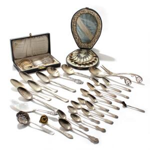 En samling bestik og serveringsbestik af sølv. Georg Jensen, A. Dragsted m.fl. 19.-20. årh. Vægt ca. 1605 gr. 45