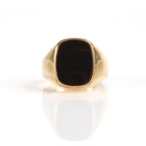 Onyxring af 14 kt. guld prydet med sort onyx. Str. 61.