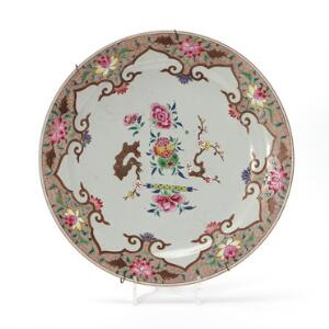 Qianlong famille rose fad af porcelæn, dekoreret i farver med prunus gren og scroll, bort med lotus. Kina 1736-1795. Diam. 40 cm.