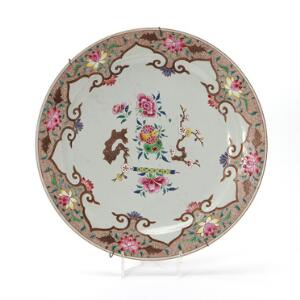 Qianlong famille rose fad af porcelæn, dekoreret i farver med prunus gren og scroll, bort med lotus. Kina 1736-1795. Diam. 40 cm.