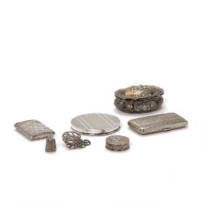 En samling diverse sølv bestående af dåser, broche, pilleæske mm. 20. årh. Vægt 240 gr. eksl. puderdåse, inkl. tændstikæske. 76