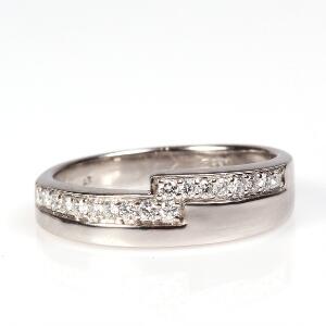 Diamantring af 14 kt. hvidguld prydet med talrige brilliantslebne diamanter. Str. 56. Ca. 2011.