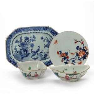 En samling porcelæn bestående af to præsentationsskåle, fad og tallerken, dekorerede i henholdsvis farver og blå. Kina, 18.-19. årh. L. 32 cm. Diam. 23 cm. 4