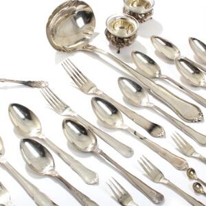 Diverse dele bestik af sølv, i forskellige mønstre bl.a. bestående af potageske, tesi og to saltkar med saltskeer af sølv.Vægt ca. 1140 gr. 23