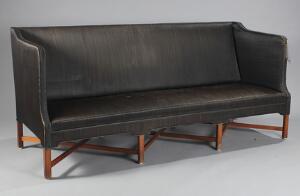 Kaare Klint Fritstående tre-personers sofa med ottebenet profileret krydsbensstel af mahogni, betrukket med sort hestehår. L. 200.