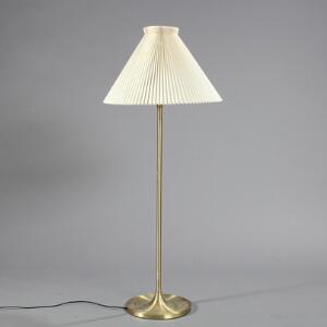 Aage Petersen Teleskop standerlampe af messing med plisseret skærm. Udført hos Le Klint. H. 135180.