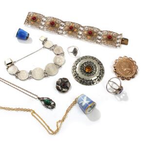 En samling smykker af sølv og sterlingsølv, bestående af filigranarmbånd, skønvirke halskæde og broche, art decó ring m.m. 10
