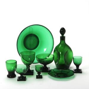 Glasbesætning af mørkegrøn glas med bl.a. Gorm den Gamle. 70