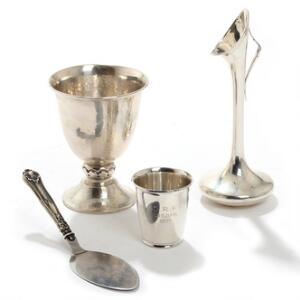 Vase, dåbsbæger og hammerslået pokal af sølv og sterlingsølv samt Saksisk kagespade med skaft af sølv. 20. årh. 4
