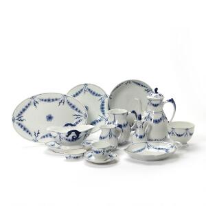Empire service af porcelæn dekoreret i underglasur blå. Bing og Grøndahl. 64
