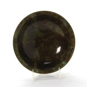 Just Andersen Skål af patineret bronze, kant modelleret med svungent mønster og perler i relief. Stemplet monogram Just A., Denmark. Dessin B8.