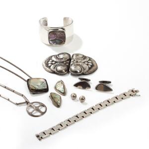 Samling smykker af sølv og sterlingsølv, bestående af P. Bisgaard smykkesæt, A. Michelsen blokarmbånd, svensk halskæde m.m. 11