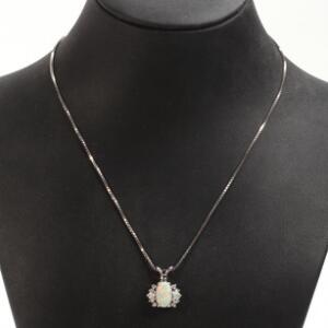 Opal- og diamantvedhæng af 8 kt. hvidguld prydet med opaldublet og brillantslebne diamanter. L. 2,2 og 42 cm.