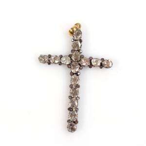 Diamantvedhæng af 14 kt. guld og oxideret sølv i form af kors prydet med talrige rosenslebne diamanter. L. ca. 5 cm.