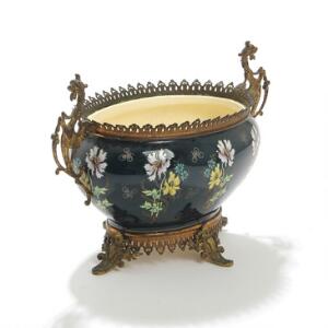 Jardinière af porcelæn dekoreret med mørkeblå glasur og blomster af farvet emalje. 19. årh. H. 24,5. L. 39. B. 20.
