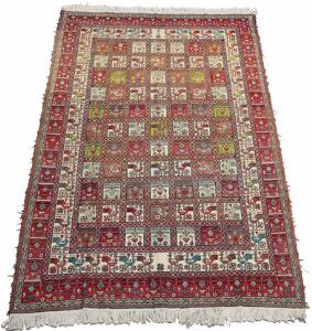 Sumak tæppe med silke, prydet med fabeldyr i felter på rød bund. Persien. 20. årh.s slutning. 294 x 201.