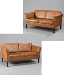 Dansk design Et par sofaer med lysebrunt skind, ben af mahogni. Udført hos Berg Furniture i 1980erne. L. 150. 2