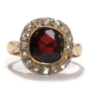 Granat- og diamantring af guld, prydet med facetsleben granat, omkranset af rosenslebne diamanter. Str. 53. Ca. 1950erne.
