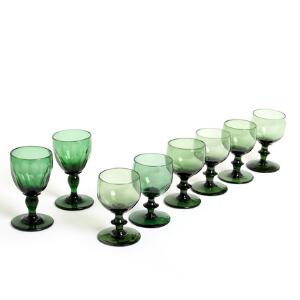 Seks  to vinglas af grønt glas. Holmegaard. 19. årh. H. 10,5 og 12. 8
