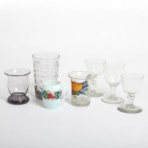 Stemplet glas af Georg Herb, punchglas, tre vinglas, to krus med blomstermaling, det ene af opalineglas. 18.-19. årh. H. 8-14,5. 7