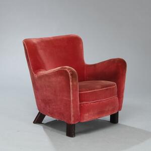 Fritz Hansen Lænestol med ben af bejdset bøg. Sæde, sider samt ryg betrukket med rød velour. Udført hos Fritz Hansen.