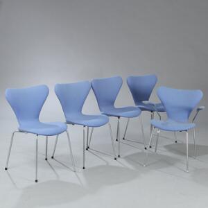 Arne Jacobsen Syveren. Sæt på fire sidestole samt en armstol med stel af forkromet stål. Sæde og ryg betrukket med blå uld. 5
