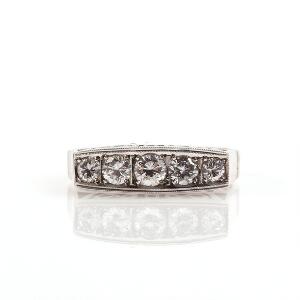 Diamantring af 14 kt. hvidguld prydet med brillantslebne diamanter. Str. 55.