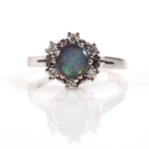 Opal- og diamantring af 14 kt. hvidguld prydet med opaldublet omkranset af brillantslebne diamanter. Str. 57.