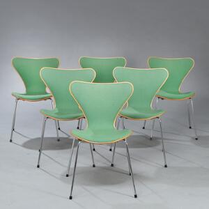 Arne Jacobsen Syveren. Sæt på seks stole med stel af forkromet stål. Sæde og ryg af formbøjet lamineret bøg. Udført hos Fritz Hansen. 6