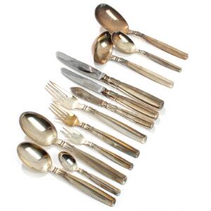 Lotus. Bestik af sølv. Vægt ca. 1835 gr. Samt knive med skafter af sølv. 61