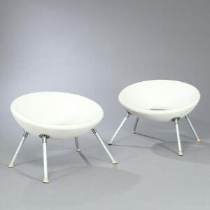 Philippe Starck Ploof. Et par formstøbte lænestole af hvid plast med ben af aluminium. Udført hos Kartell. 2