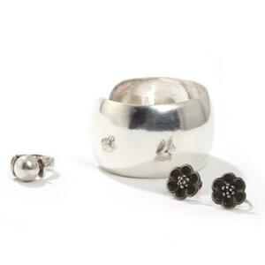 Georg Jensen, A. Michelsen og Hans Hansen Et par øreskruer, armring og ring af sterlingsølv. Ringstr. 52. 4