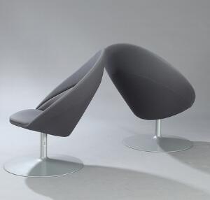 Nanna Ditzel Nanna. Et par hvilestole med drejesokkel. Betræk af gråt stof. Model 2650. Udført hos Fredericia Furniture. 2