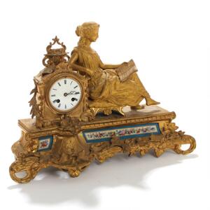 Konsolur af bronze, rigt støbt med læsende kvinde, egeløv og båndslyng. Louis XVI form. 19. årh. H. 35. L. 49. D. 17.