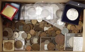 Kasse med overvejende udenlandske mønter samt lidt medailler og tokens, bl.a Indien 1 rupee 1835, 1840, 1878