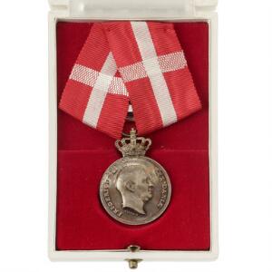 Frederik IX, Fortjenstmedaille m. krone, med originalt bånd og i original æske, Salomon, H.