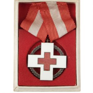 Dansk Røde Kors Mindetegn for Krigshjælpearbejde 1939-1945, Ag med emalje, med bånd i original æske, LS 8-009