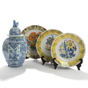 Hollandsk lågkrukke af fajance, dekoreret i underglasur blå med kineserier samt tre fade af fajance i Kellinghusen stil. 20. årh. 4