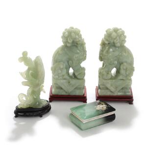 To Fo-hunde, skrin samt kvinde i orientalske klæder af udskåret jade, hvoraf tre på stande af træ. 20. årh. H. inkl. stande 4-23,5. 4