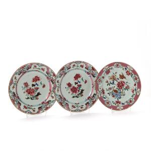 Tre kinesiske famille rose Qianlong tallerkener af porcelæn, dekorerede i emaljefarver to med blomster en med ænder og blomster. 1736-1795. Diam. 23 cm. 3