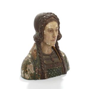 Ung kvinde med flettet hår. Buste af bemalet træ. Ca. 1900. H. 46.