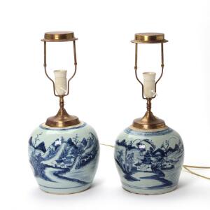 Større og mindre ingefærkrukke af porcelæn, dekorerede i underglasur blå med landskaber, monteret til el. H. 49 og 48 inkl. monterig. 2