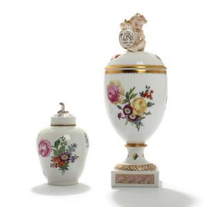 Saksisk Blomst. Lågkrukke og thedåse af porcelæn, Kgl. P., dekoreret i farver og guld. Thedåse hjemmedekoreret. H. 27 og 13. 2