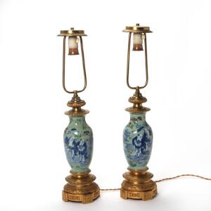 Et par lamper af porcelæn, dekorerede i farver, monteret med forgyldt bronze. Antagelig Samson 19.-20. årh. H. 66 cm med montering. 2