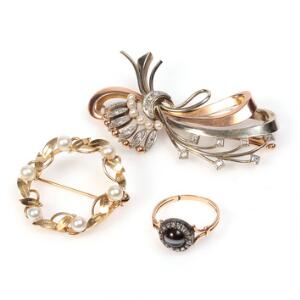 To brocher af hhv. 14 kt. guld og 14 kt. pink- og hvidguld prydet med ferskvands kulturperler og brilliantslebne diamanter samt diamantring af 14 kt. pink guld.