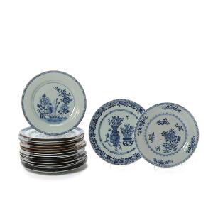 17 kinesiske tallerkener, dekorerede i underglasur blå med forskellige motiver. 18.-19. årh. Diam. 22-23 cm. 17