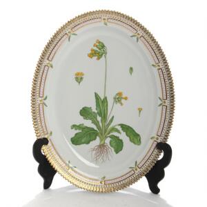 Flora Danica. Fad af porcelæn, Kgl. P., dekoreret i farver og guld med blomster. Nr. 3517. L. 36.